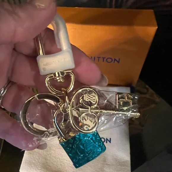 Louis Vuitton Gold Lock and Key Bag Charm (Includes dust bag and box) - Picture 3 of 13